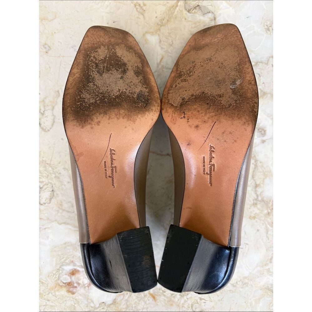 Vintage Salvatore Ferragamo Taupe & Black Leather Pumps – Made in Italy / 7B - Picture 12 of 13